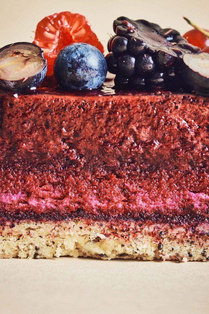 Entremets aux fruits rouges en coupe, identité visuelle Adamance