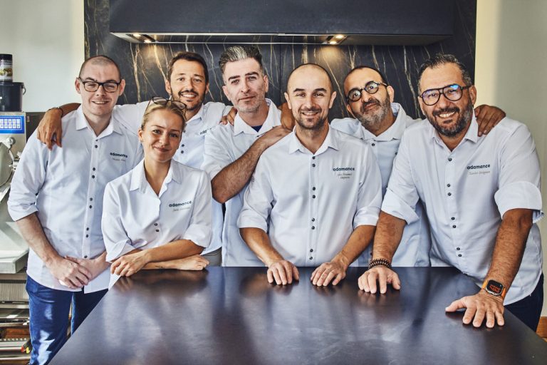 Équipe de chefs pâtissiers réunis pour la résidence Adamance