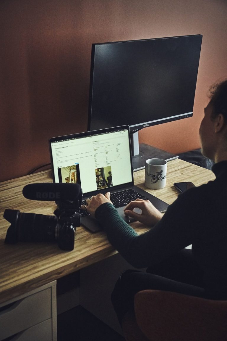 Monteur vidéo au travail sur ordinateur