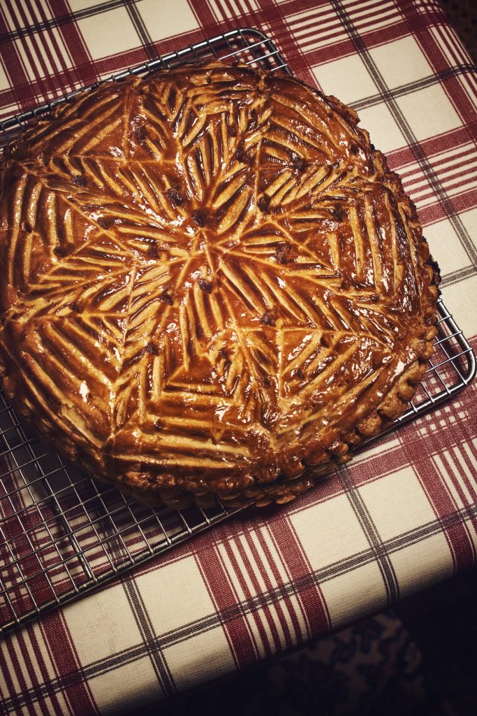 Tarte de Christian Mécrin sur une nappe à carreaux