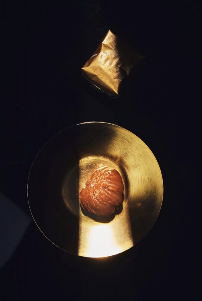 marron glace Marron glacé Corsiglia sur une assiette dorée, fond noir