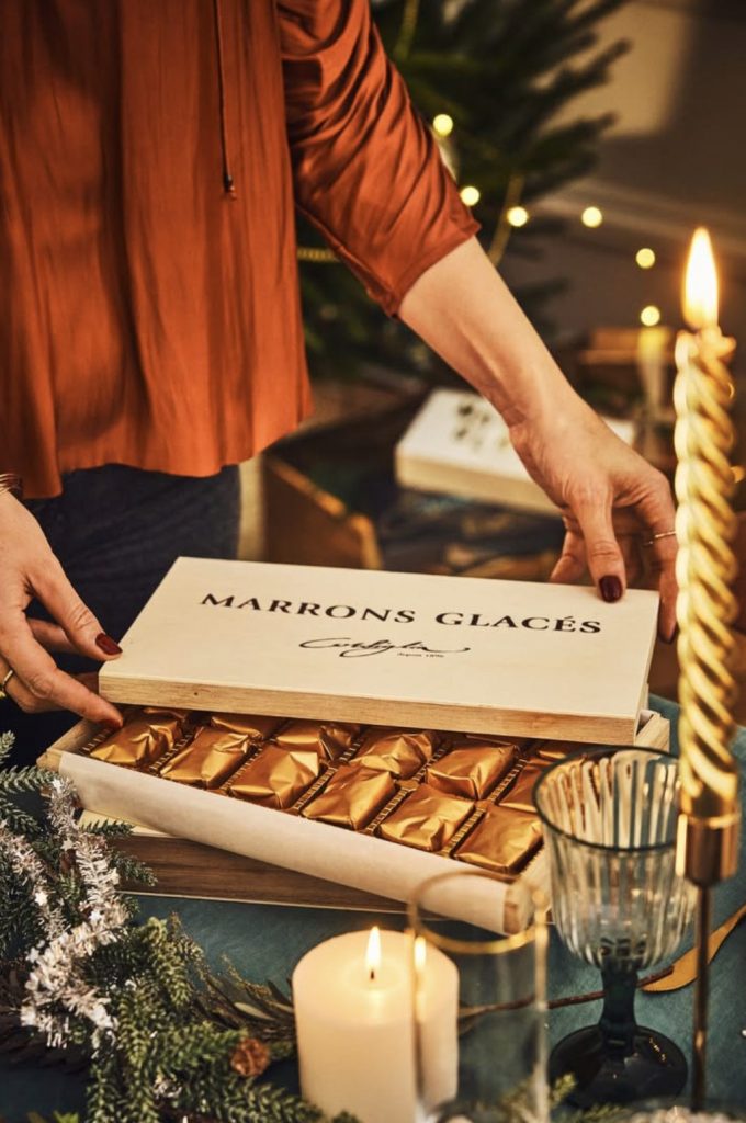 noel corsiglia Coffret de marrons glacés Corsiglia sur une table de Noël